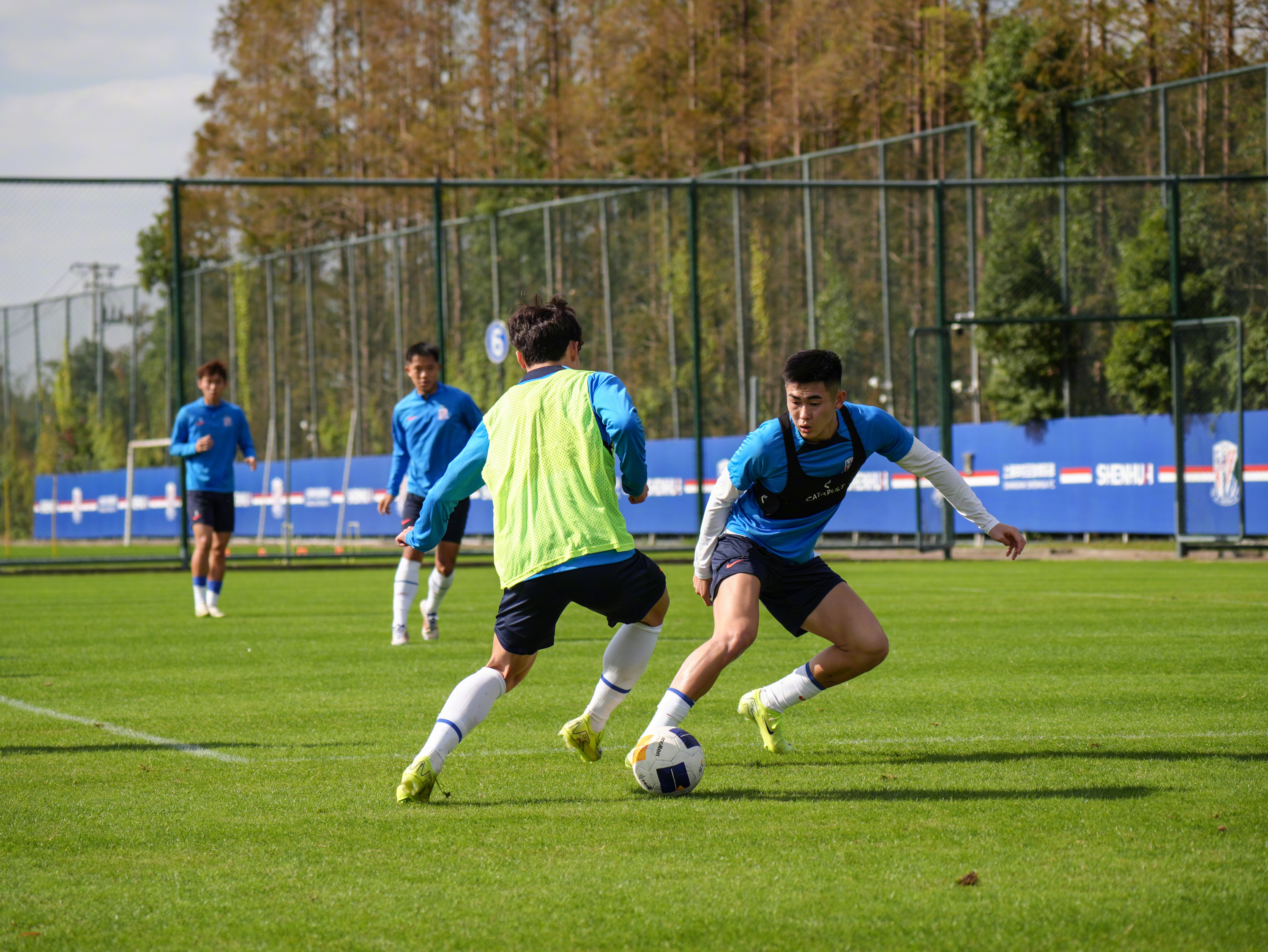 里程碑夜！上海申花再遭质疑，欧冠加时末段刷纪录，底气十足，更衣室氛围转暖的简单介绍